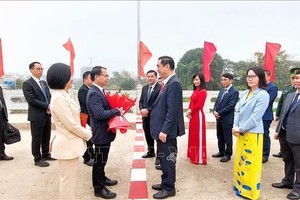 中国东兴市代表团祝贺越南共产党成立日