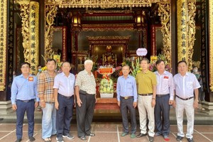 陈裕会长（左四）与各副会长接待阮友协（左五）书记代表团的到访。