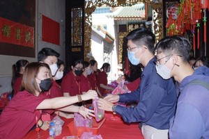 善信前来义安会馆关帝庙“借富”。