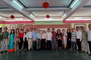 第五郡领导与华人画家交流合影。