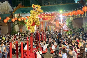 青联龙狮团表演的精彩节目。