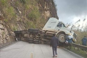 集装箱车侧翻 致6号国道局部堵塞