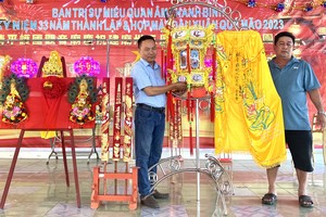 何沁芫先生（右）以1亿3168万元胜投观《音慈袍金玉满堂大金花》。