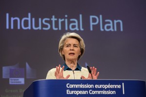 欧盟委员会主席乌尔苏拉·冯德莱恩2023年2月1日在比利时布鲁塞尔介绍”绿色协议工业计划”。（图：彭博社）