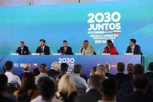 当地时间7日，阿根廷、智利、巴拉圭和乌拉圭四国在阿根廷足协训练基地共同宣布联合申办2030年世界杯。（图：互联网）