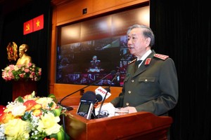 公安部部长苏霖大将在研讨会上致词。（图：VOV）