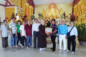 苏氏宗祠理事长苏文光(右三)转交善款给广德寺住持合照。