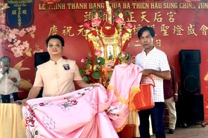 邹国荣理事长（左）移交《观音莲花宝灯》，由凌钦廷先生代表接领。