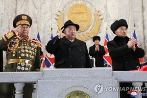 朝鲜国务委员会委员长金正恩（中）登上阅兵检阅台。（图：韩联社/朝中社）