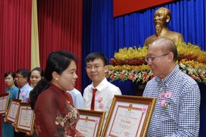 华人企业家、国际烘焙师高肇力代表亚洲饼家(ABC Bakery)接受市领导颁发市人委会主席奖状。