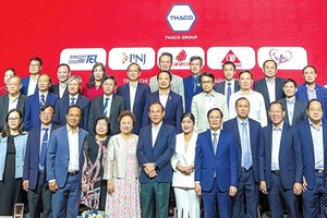 市领导和与会代表合影。（图：爱云）