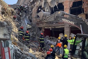 越南公安在地震现场搜救。