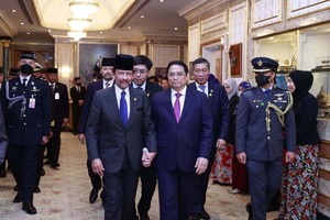 文莱达鲁萨兰国王苏丹哈吉‧哈桑纳尔‧博尔基亚迎接范明政总理去会谈。（图：越通社）