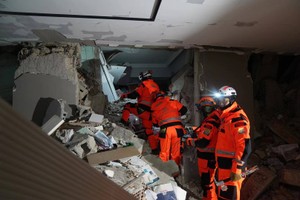 救援队在废墟中搜寻幸存者。（图：互联网）