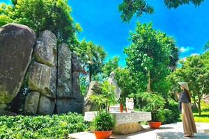 禁山脚下安好太阳能发电厂的佛手石。