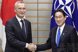 1月31日下午，北约秘书长斯托尔滕贝格（左）与日本首相岸田文雄在会谈前握手。（图：共同社）