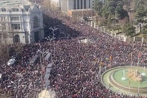 西班牙在当地时间12日发生大规模抗议示威活动，超过25万人在马德里市政厅附近街道示威游行。 （图：推特）