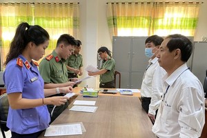 執法警員向2名嫌犯（白衣）宣讀逮捕令。（图：巴地-头顿省检察院）