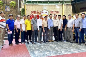 继交护国观音庙理事会与各热心人士欢聚留影。