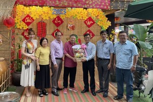 第十一郡商会会长杭慰瑶(左四）走访会员企业。