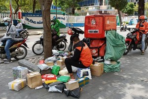 网购平台的送货员在分配货物。