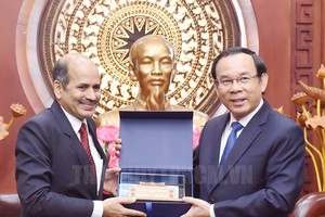 市委书记阮文年向印度驻越南特命全权大使桑迪普.阿里赠送纪念品。