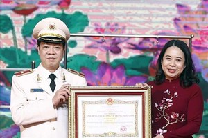 国家代主席武氏映春向人民公安卫戍力量颁授人民武装力量英雄称号。