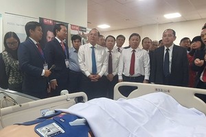 代表们参观高新技术诊治区。（图：成山）