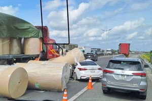 在拖车上的大型纸卷掉落和压中４座汽车。