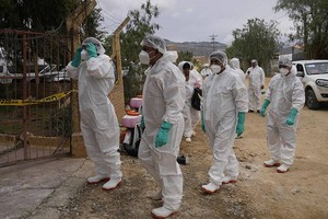 当地时间1月31日，玻利维亚的卫生工作者进入一养鸡场进行消杀。（图：互联网）