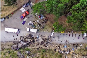 巴拿马一辆移民巴士15日坠崖，造成严重伤亡。（图：AFP）