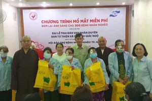 手术后的病人得到本市领导及释慧功和尚、释镇静和尚赠送礼物。