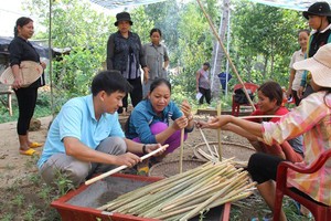 同奈博物馆干部了解该省民族同胞的民间文化。