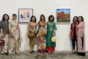 华人年轻女画家李晓云(右四)参加国际艺人艺术展。