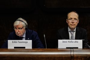芬兰议会外交事务委员会主席尤西‧哈拉‧阿霍（右）在新闻发布会上介绍了加入北约申请报告内容。（图：YLE）
