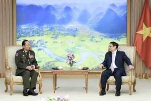 政府总理范明政接见柬埔寨副首相、国防大臣狄班大将。（图：越通社）