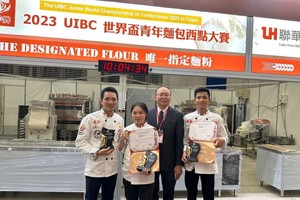  国际烘焙师、亚洲饼家总经理高肇力与越南青年烘焙师合影。