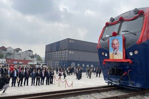 各代表出席北江省浃火车站投入国际联运运营仪式。