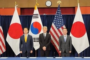 2月13日，在美国驻雅加达大使馆，韩美日三方在会谈前合影留念。（图：韩联社）