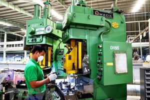 新富中工业区的西贡义钳公司劳工正在生产中。