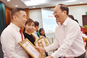 市委副书记阮胡海向各集体颁发奖状。