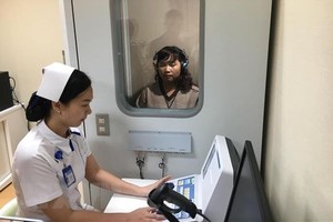 越-日大水镬体检中心医护人员在为一名女性作健康筛检。（图：丁姮）