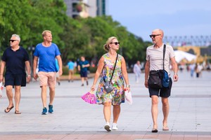 国际游客徒步观光本市中心。（图：日盛）