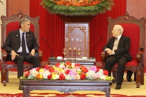 党中央总书记阮富仲（右）与米格尔‧梅希亚总书记交谈。（图：越通社）