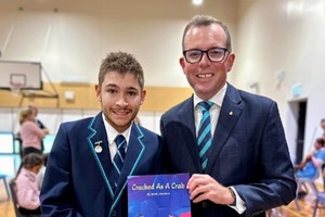 劳伦斯(左)与马歇尔合照。（图：互联网）