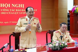 公安部交通警察局副局长黎春德少将（站）在会议上发言。（图：越通社）