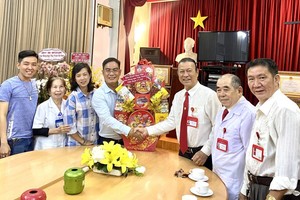 文忠孝编委（左四）向第五郡东医会赠送礼物祝贺。