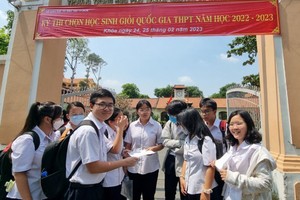 华人学生参加中文科国家优秀生会考后讨论试题。