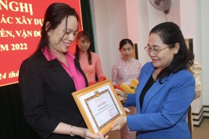 市委副书记、人民议会主席阮氏丽向出色完成任务的党部、党支部颁发奖状。