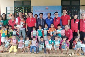 向广义省山区特困少儿送奶品